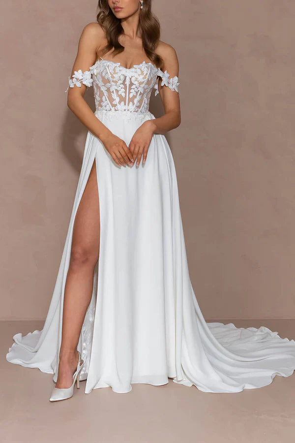 abito da sposa boho con scollo a cuore, applicazioni in pizzo e strascico corto